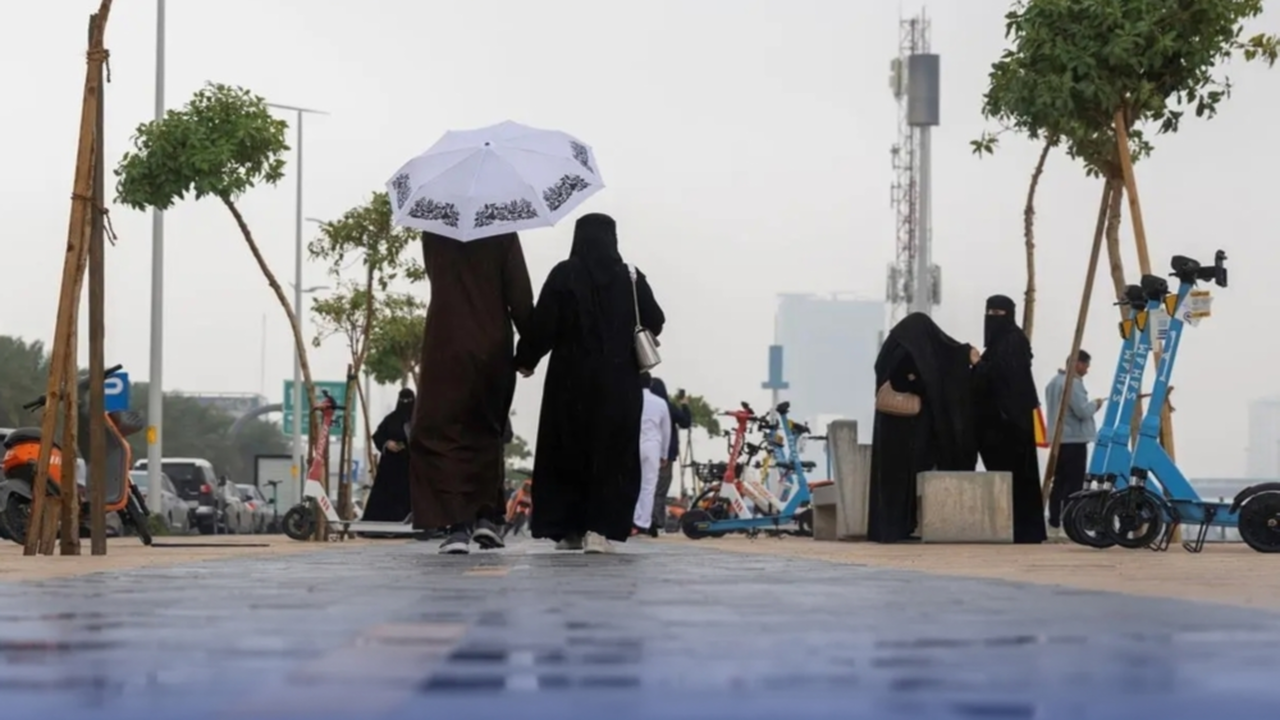 توقعات بأمطار غزيرة وسيول تضرب 6 مناطق في أنحاء المملكة اليوم